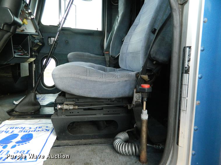 image for item DB6680 1989 Peterbilt 379 semi truck