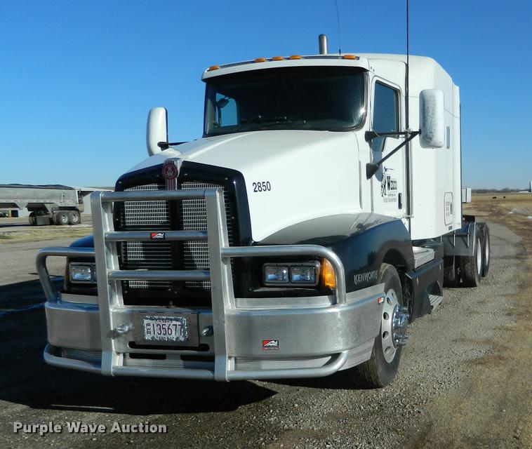 image for item DB6683 2006 Kenworth T600 semi truck