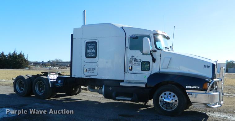 image for item DB6683 2006 Kenworth T600 semi truck