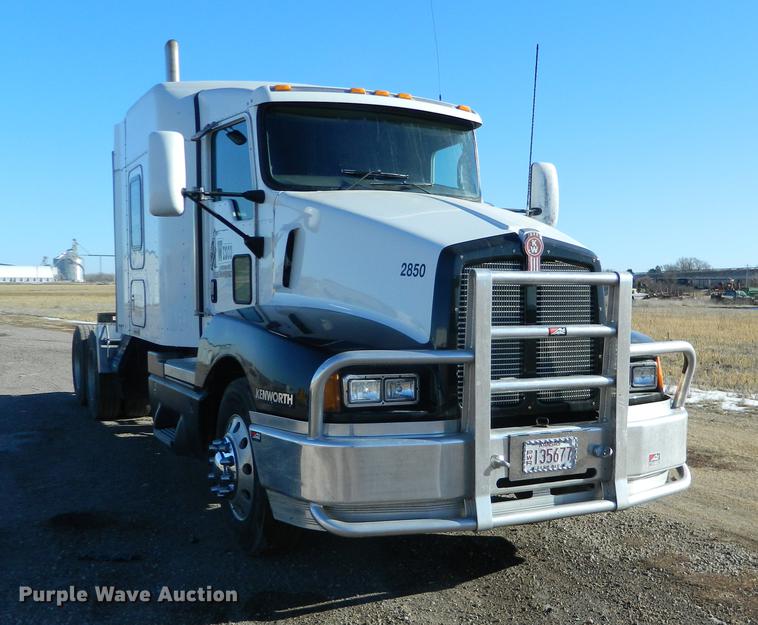 image for item DB6683 2006 Kenworth T600 semi truck