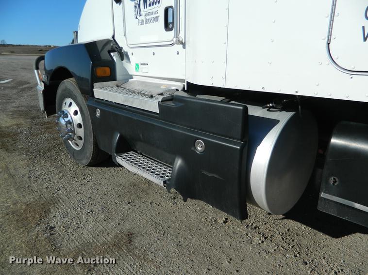 image for item DB6683 2006 Kenworth T600 semi truck