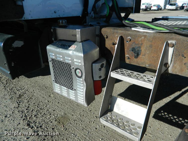 image for item DB6683 2006 Kenworth T600 semi truck