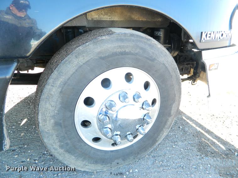 image for item DB6683 2006 Kenworth T600 semi truck