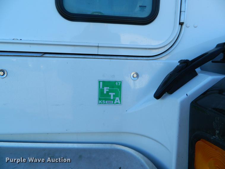 image for item DB6683 2006 Kenworth T600 semi truck