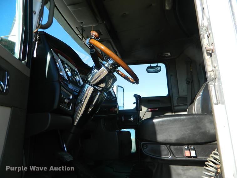image for item DB6683 2006 Kenworth T600 semi truck