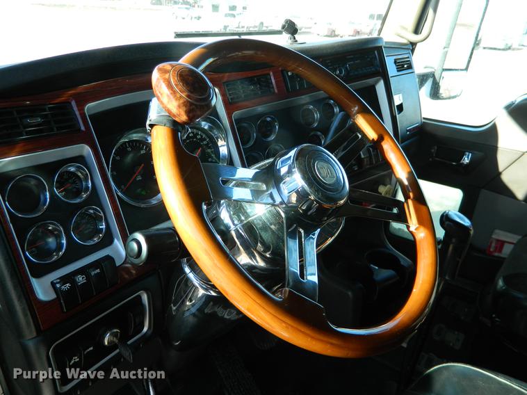 image for item DB6683 2006 Kenworth T600 semi truck