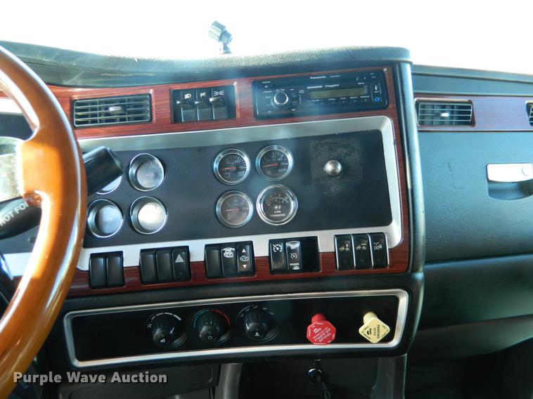 image for item DB6683 2006 Kenworth T600 semi truck