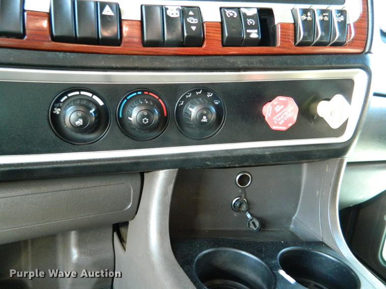 image for item DB6683 2006 Kenworth T600 semi truck