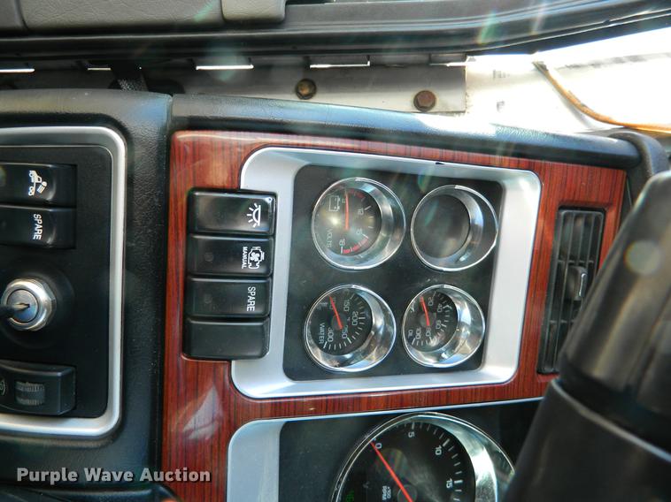 image for item DB6683 2006 Kenworth T600 semi truck