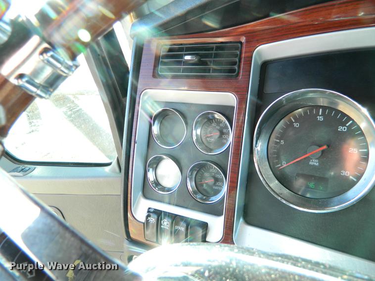 image for item DB6683 2006 Kenworth T600 semi truck