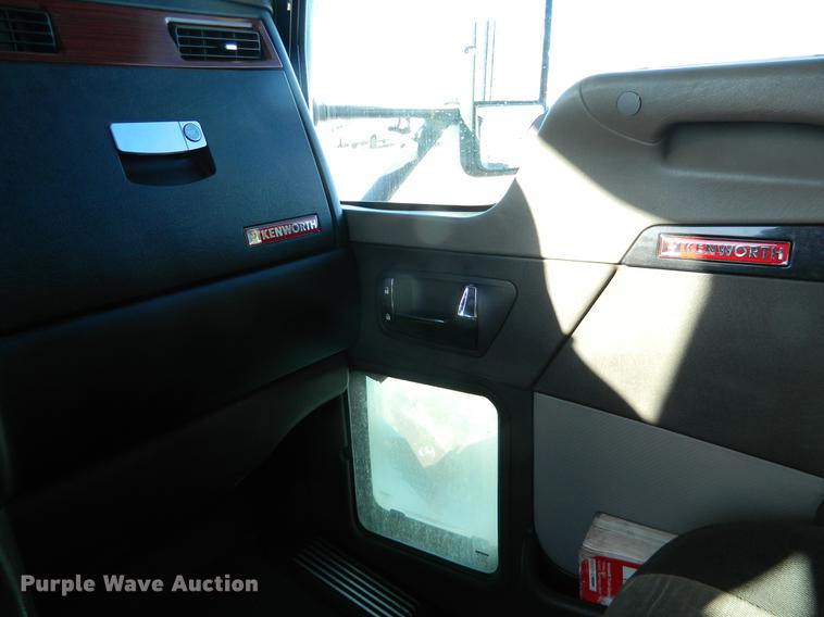 image for item DB6683 2006 Kenworth T600 semi truck