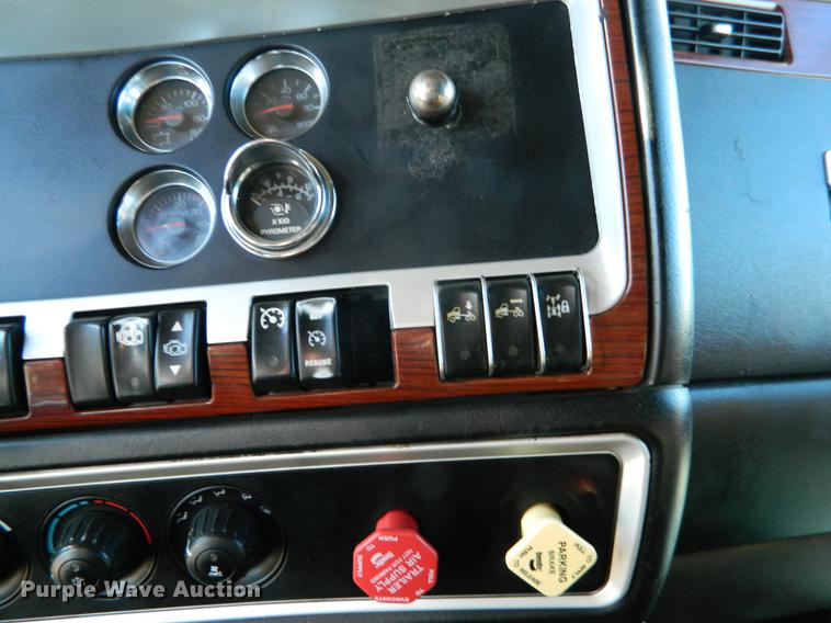 image for item DB6683 2006 Kenworth T600 semi truck