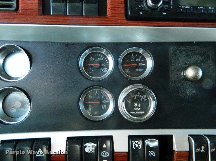 image for item DB6683 2006 Kenworth T600 semi truck