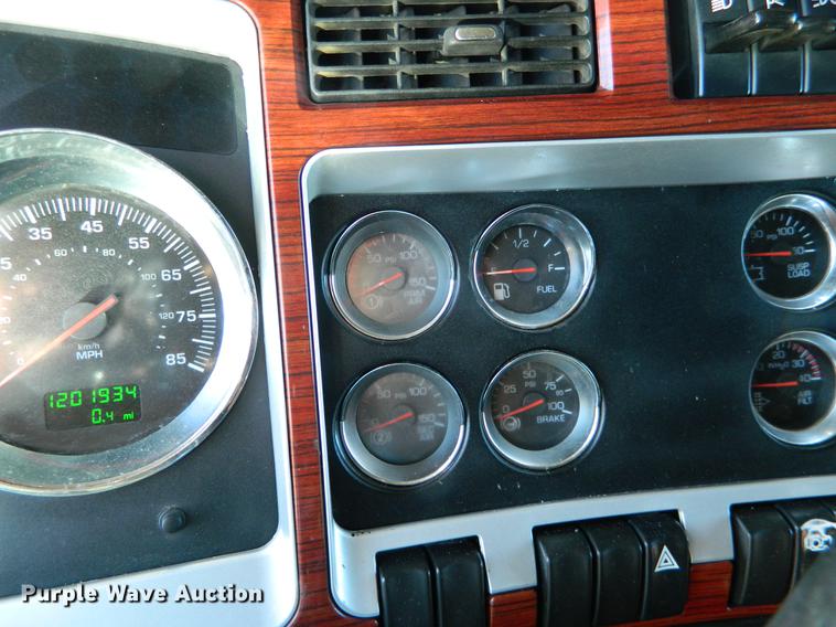 image for item DB6683 2006 Kenworth T600 semi truck