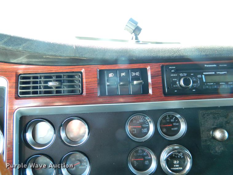 image for item DB6683 2006 Kenworth T600 semi truck