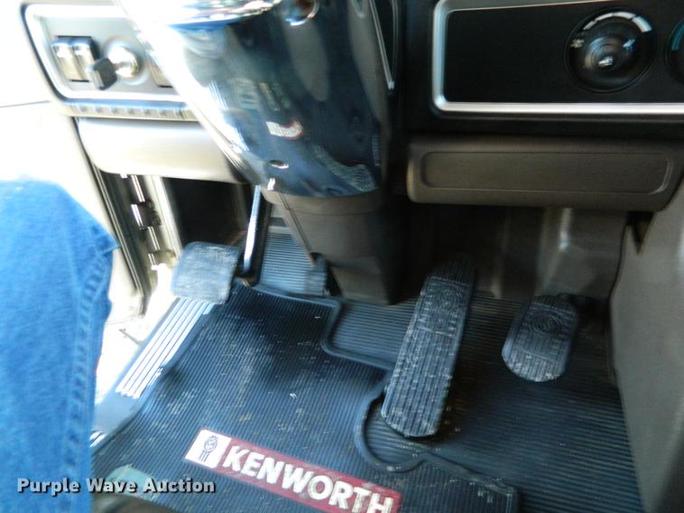 image for item DB6683 2006 Kenworth T600 semi truck