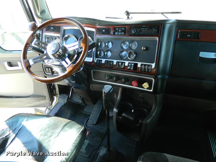 image for item DB6683 2006 Kenworth T600 semi truck