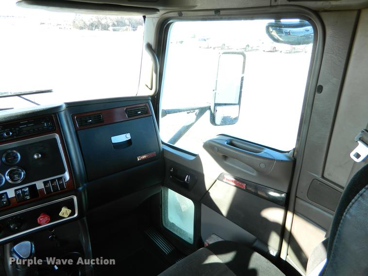 image for item DB6683 2006 Kenworth T600 semi truck