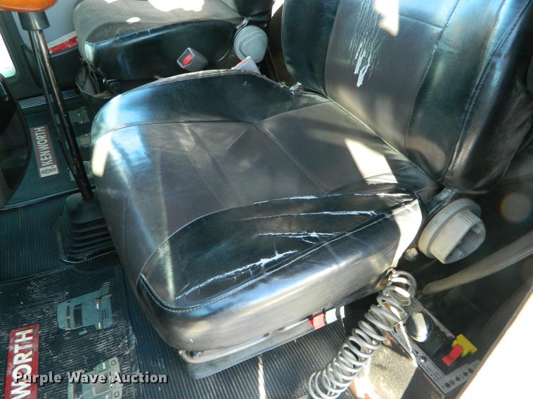 image for item DB6683 2006 Kenworth T600 semi truck