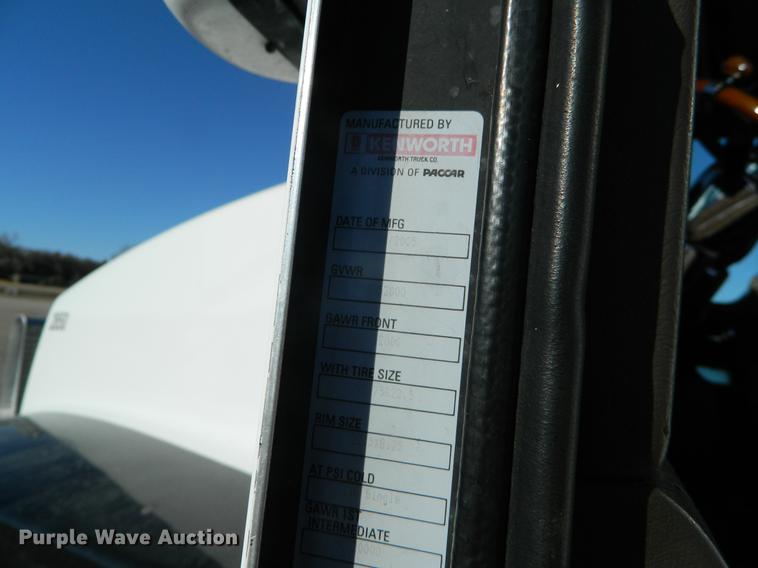 image for item DB6683 2006 Kenworth T600 semi truck