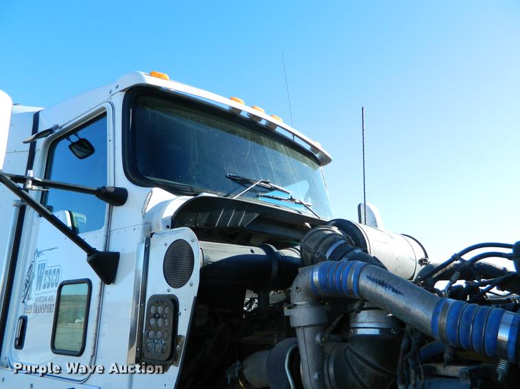 image for item DB6683 2006 Kenworth T600 semi truck