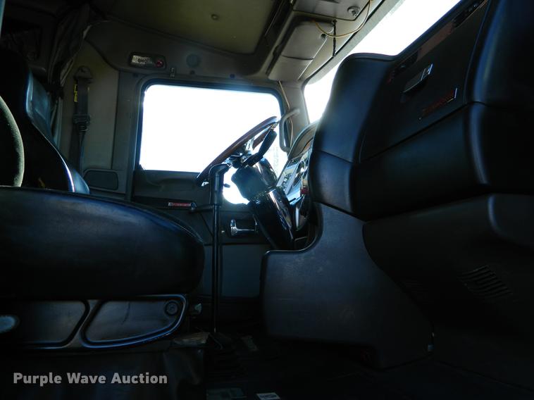 image for item DB6683 2006 Kenworth T600 semi truck