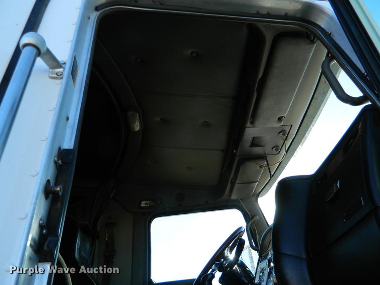 image for item DB6683 2006 Kenworth T600 semi truck