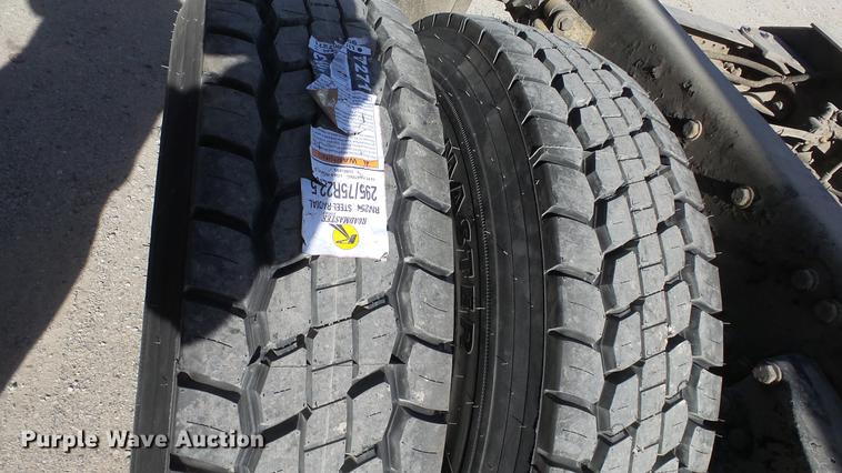 image for item DC0534 2014 Kenworth T660 semi truck