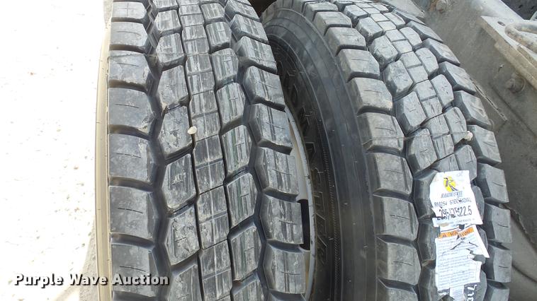 image for item DC0534 2014 Kenworth T660 semi truck