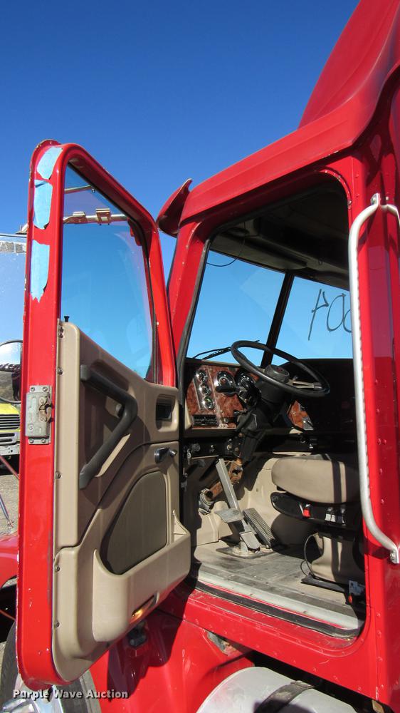 image for item DC2188 2006 International 9200i semi truck