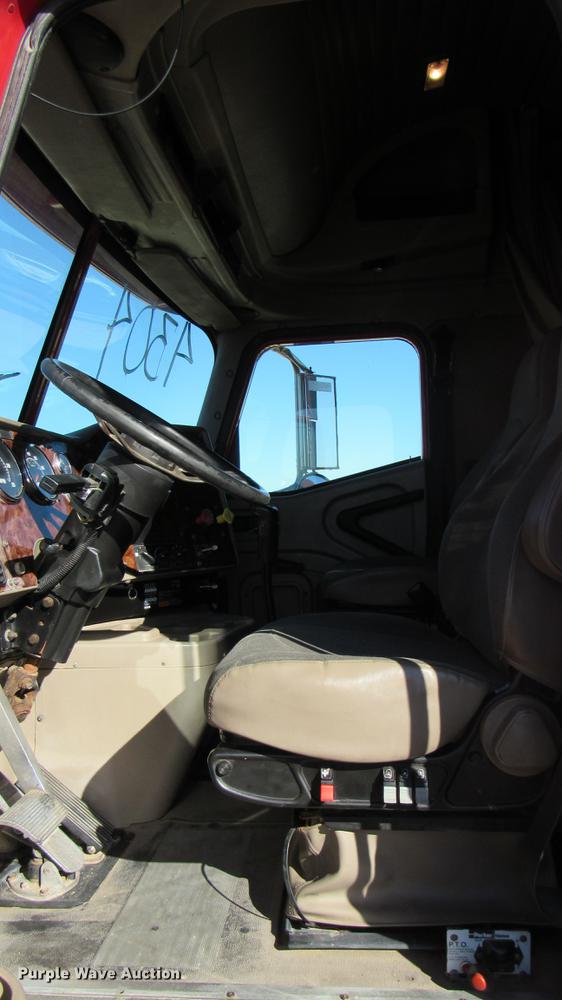 image for item DC2188 2006 International 9200i semi truck