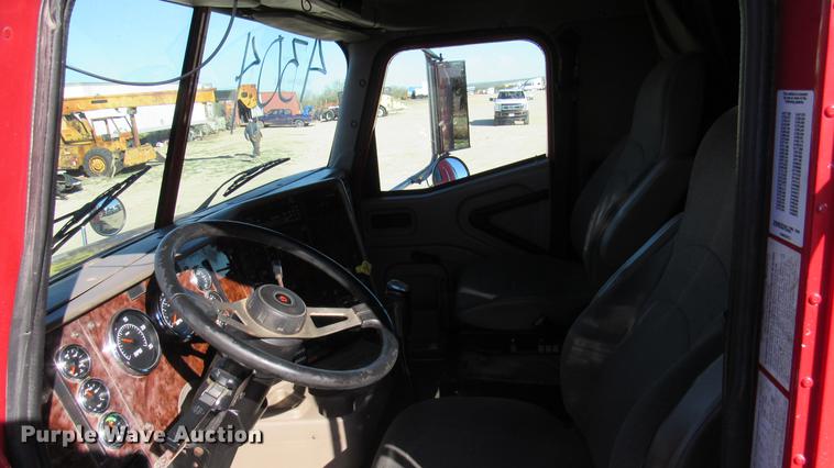 image for item DC2188 2006 International 9200i semi truck