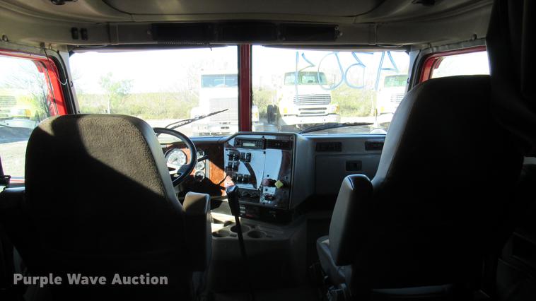 image for item DC2188 2006 International 9200i semi truck