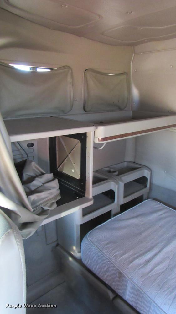 image for item DC2188 2006 International 9200i semi truck