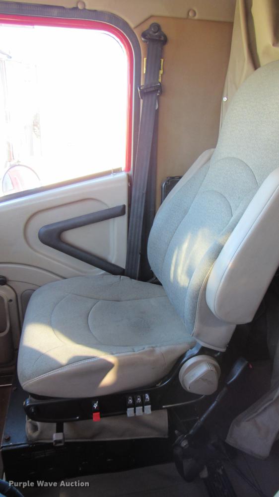 image for item DC2188 2006 International 9200i semi truck