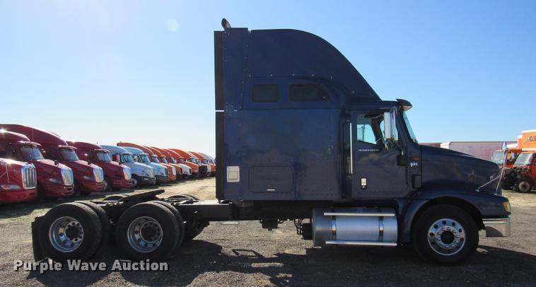 image for item DC2189 2007 International 9200i semi truck