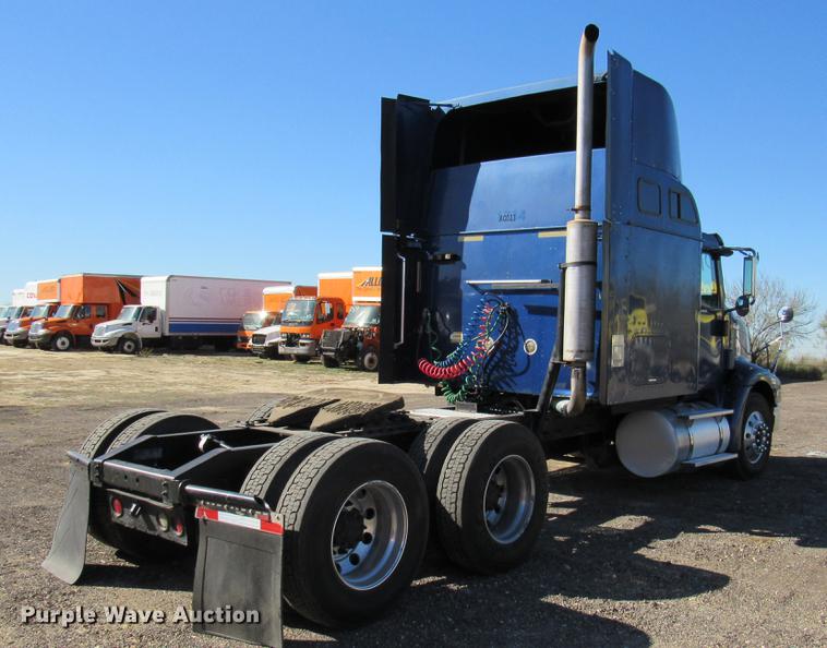 image for item DC2189 2007 International 9200i semi truck