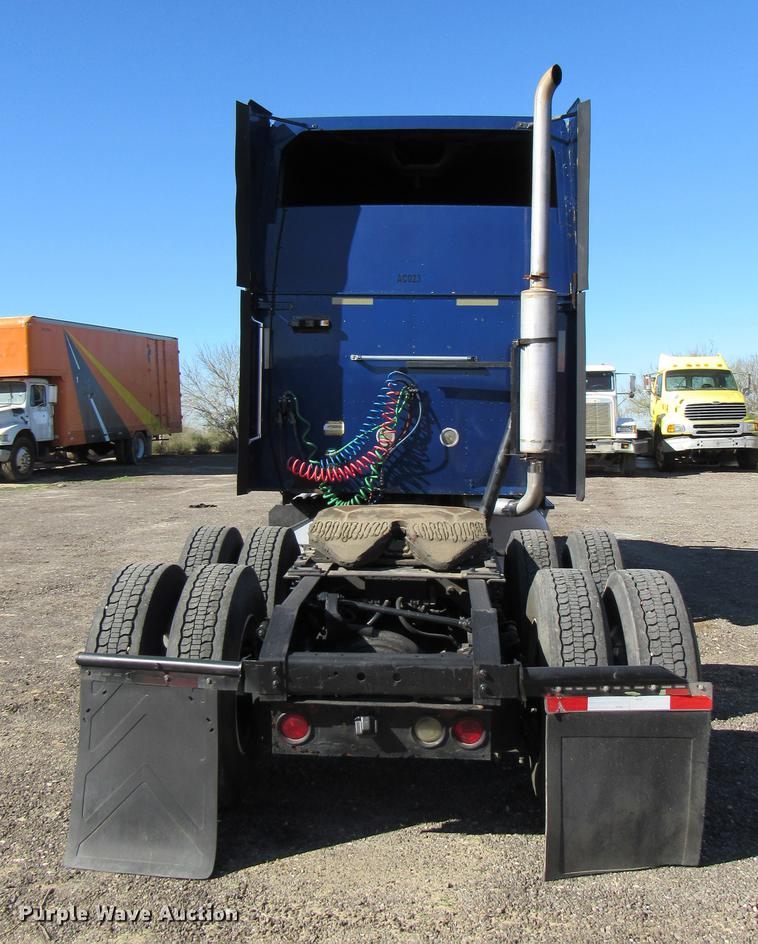 image for item DC2189 2007 International 9200i semi truck