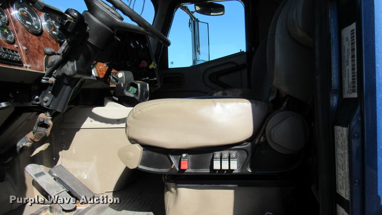 image for item DC2189 2007 International 9200i semi truck