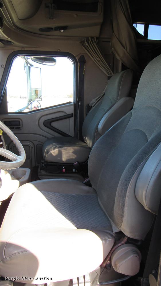 image for item DC2189 2007 International 9200i semi truck