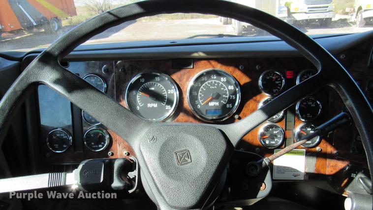 image for item DC2189 2007 International 9200i semi truck