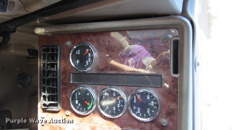 image for item DC2189 2007 International 9200i semi truck