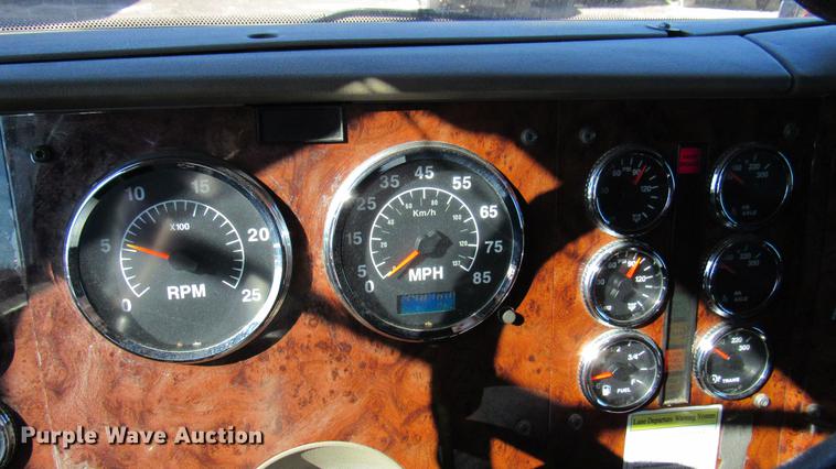 image for item DC2189 2007 International 9200i semi truck