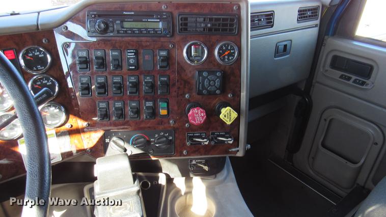 image for item DC2189 2007 International 9200i semi truck