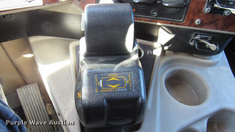 image for item DC2189 2007 International 9200i semi truck