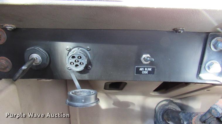 image for item DC2189 2007 International 9200i semi truck