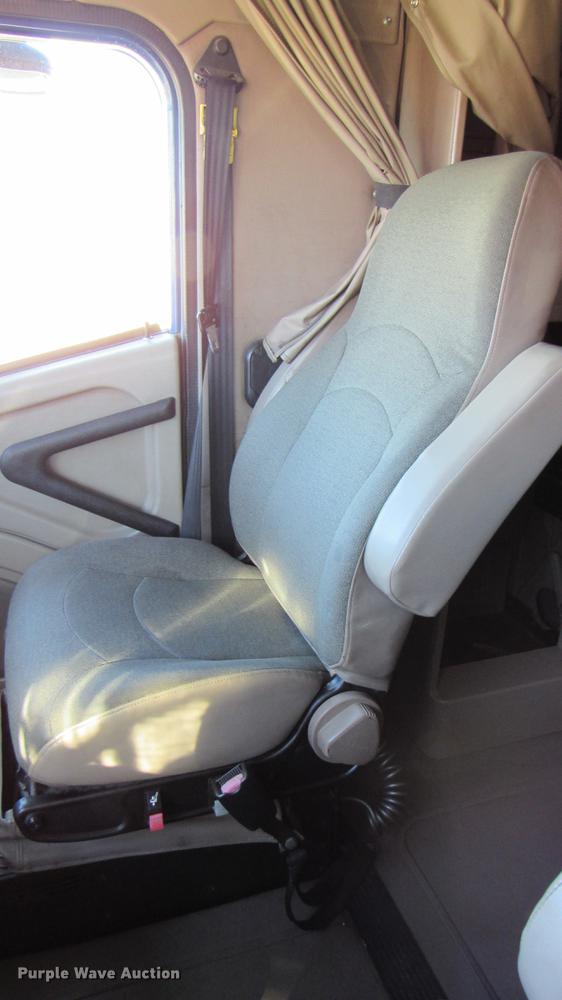 image for item DC2189 2007 International 9200i semi truck