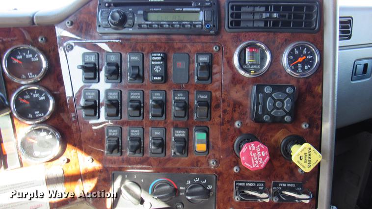 image for item DC2189 2007 International 9200i semi truck