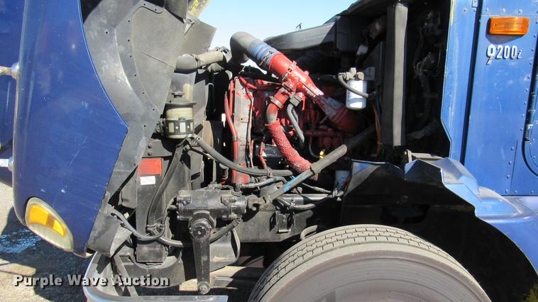 image for item DC2189 2007 International 9200i semi truck