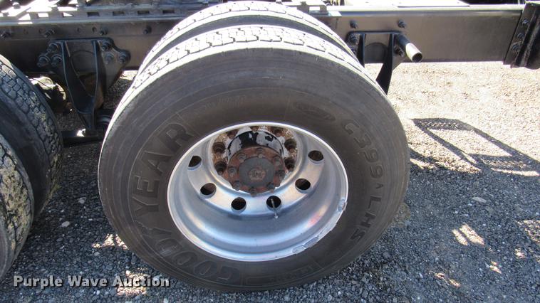 image for item DC2189 2007 International 9200i semi truck